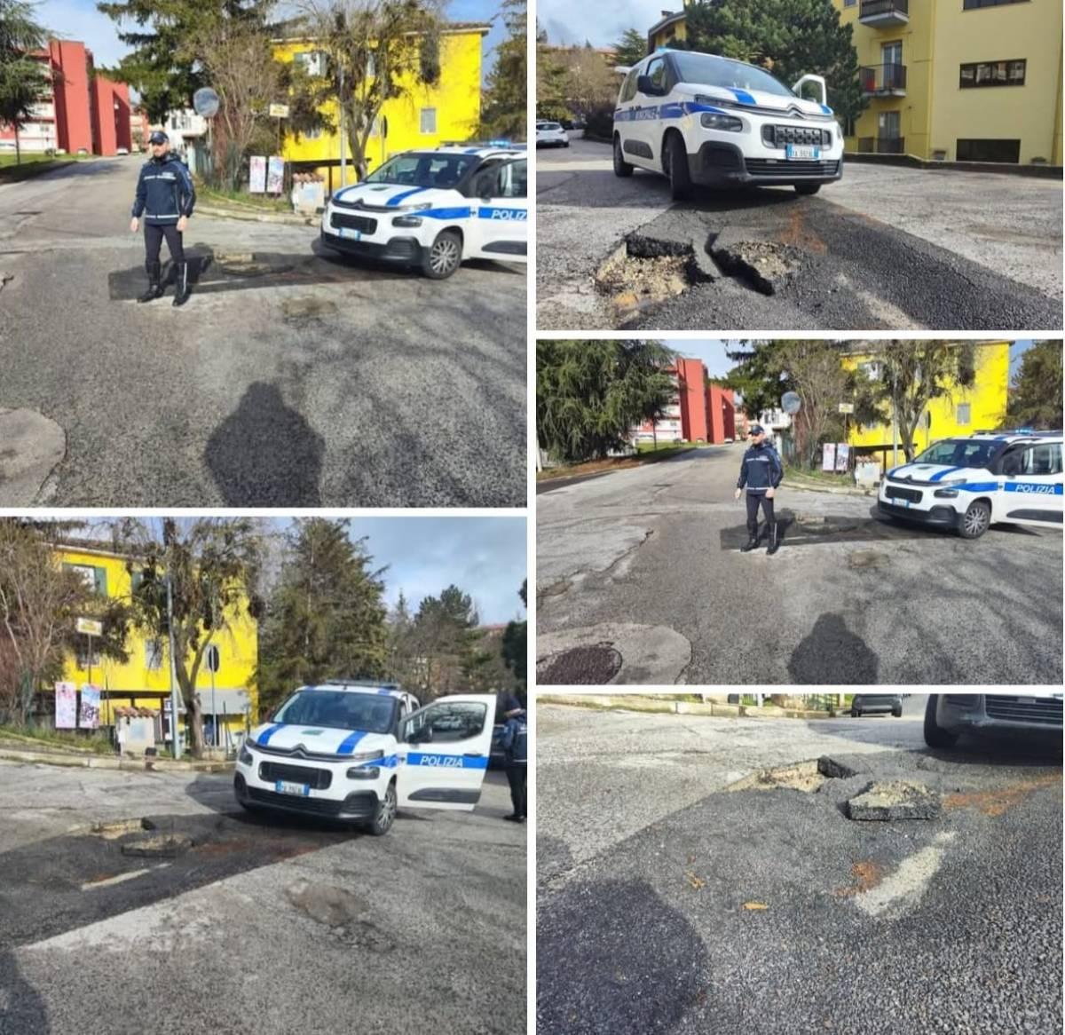 L’AQUILA: CEDE L’ASFALTO IN VIA MOSCHINO E SI FORMA UNA GROSSA BUCA. SUL POSTO LA POLIZIA LOCALE