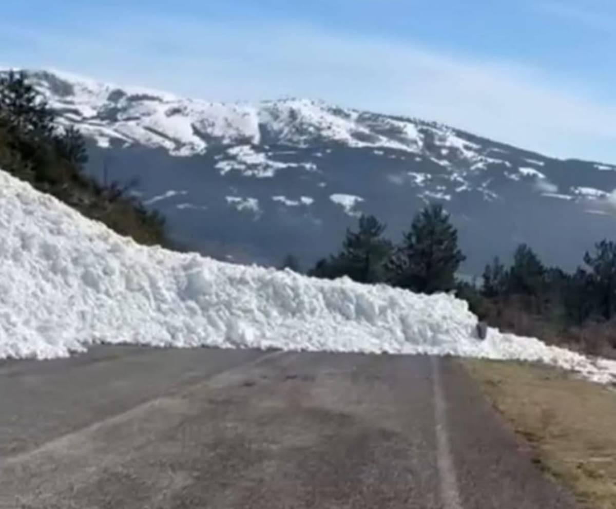 L’AQUILA: PAURA PER UNA SLAVINA SULLA STRADA DEL VASTO INTERDETTA AL TRAFFICO MA META DI CICLISTI