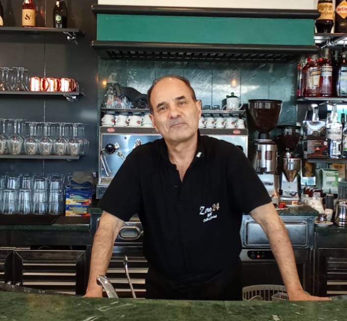 L’AQUILA: IL BARISTA PIERO DEL VECCHIO VA IN PENSIONE, IL CALOROSO MESSAGGIO DEI COLLEGHI DELLO 024