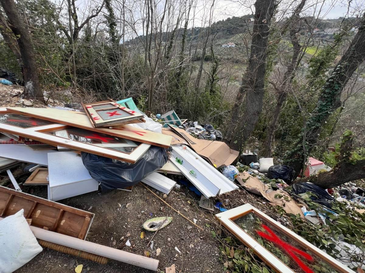 PESCARA: DISCARICA ABUSIVA IN STRADA COLLE PIZZUTO, LA DENUNCIA DI PETTINARI