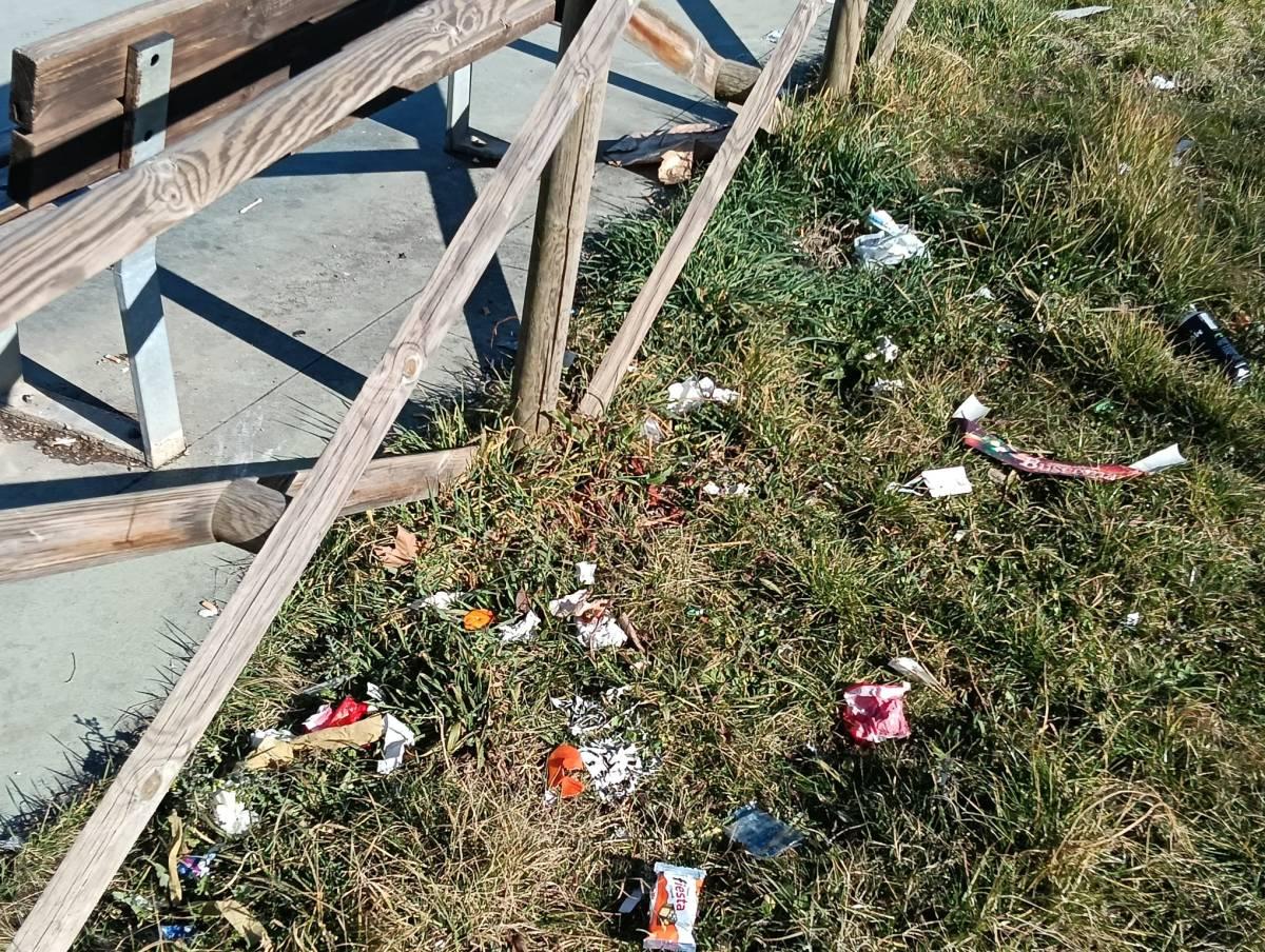 L’AQUILA: PIAZZA D’ARMI NON SI “LIBERA” DELL’IMMONDIZIA, “ENNESIMA PROVA DI INCIVILTA’ ED INCURIA”