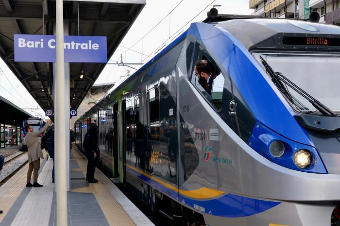 TRENO PESCARA-BARI: GUASTO A PASSAGGIO A LIVELLO, ANCORA RITARDI E DISAGI