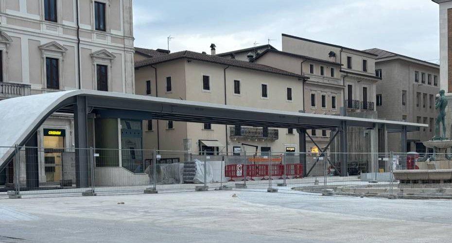 L’AQUILA: PD, “LAVORI FERMI ALLA PENSILINA-MOSTRO DI PIAZZA DUOMO, SI APPROFITTI PER SMONTARLA”