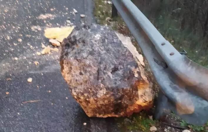 TRE MASSI SI STACCANO DALLA PARETE: CHIUSA STRADA A RAIANO