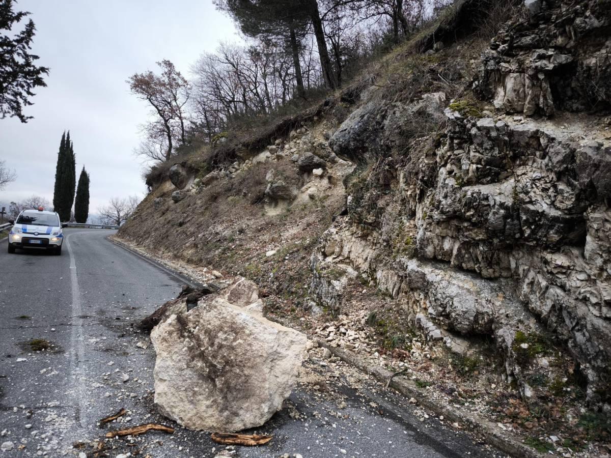 MASSI CADUTI IN STRADA A RAIANO: SOPRALLUOGO DEI TECNICI DELLA PROVINCIA DELL’AQUILA