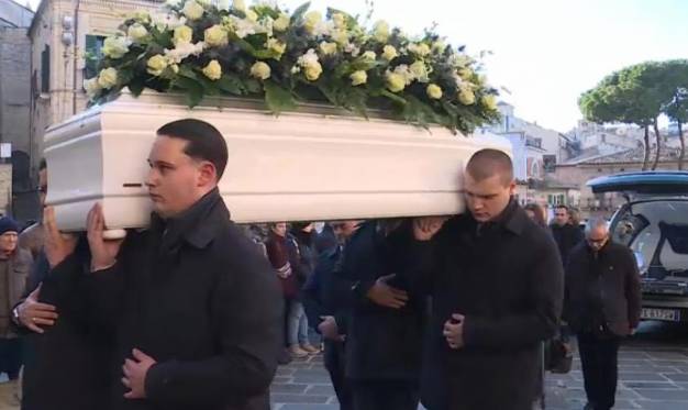 LANCIANO: L’ULTIMO SALUTO AD ANDRA PROSPERO, TANTI GIOVANI E STUDENTI DA PERUGIA PER IL FUNERALE