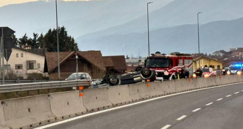 AVEZZANO: AUTO SI RIBALTA SULLA SUPERSTRADA, RALLENTAMENTI AL TRAFFICO