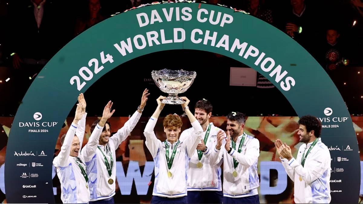 L’AQUILA CELEBRA I CAMPIONI AZZURRI DI TENNIS: AL CIRCOLO VERNA ESPOSTE COPPA DAVIS E BJK