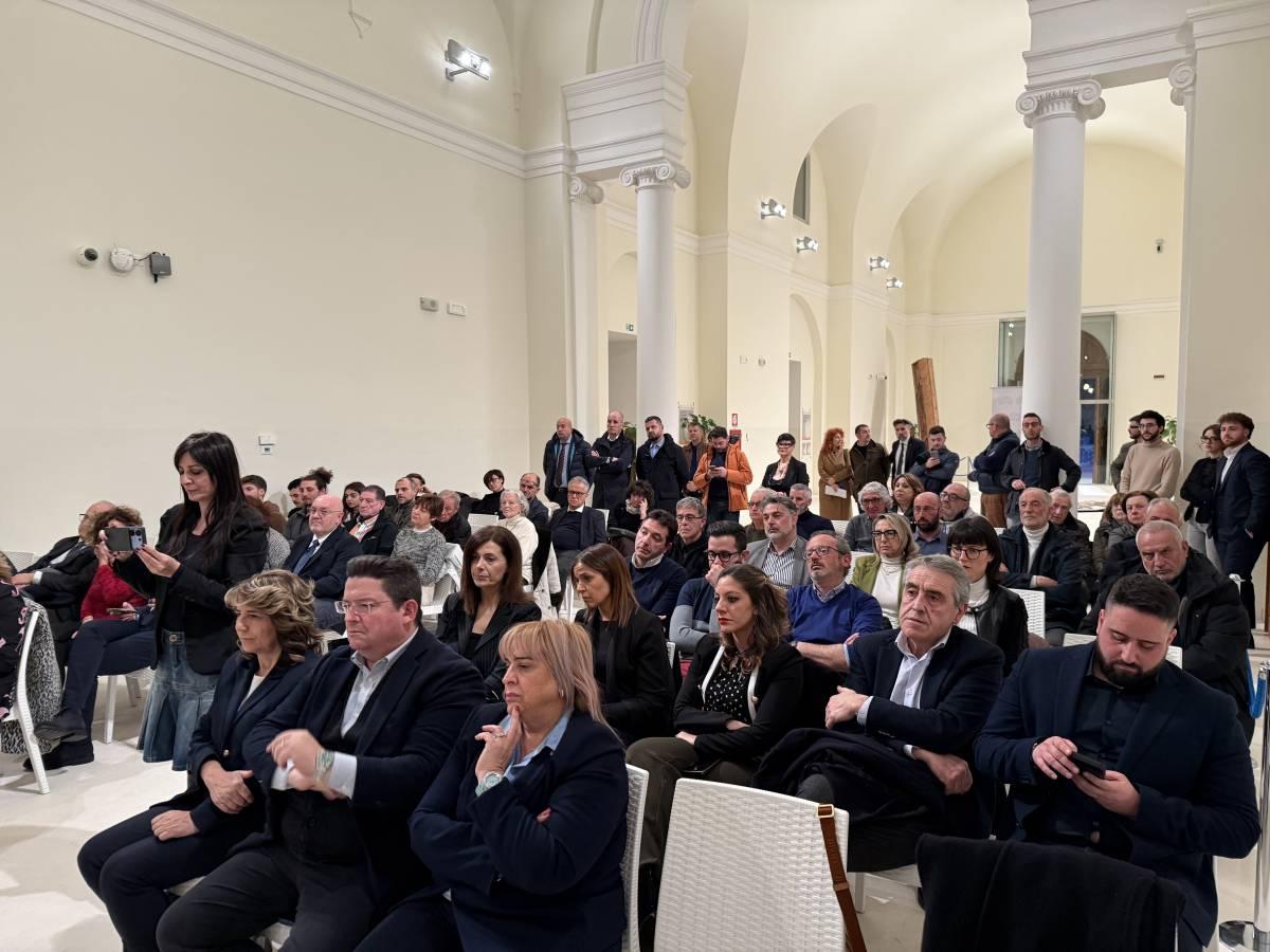 L’AQUILA: FOLLA ALLA PRESENTAZIONE DEL LIBRO DEL SENATORE MENIA SULLA FOIBE