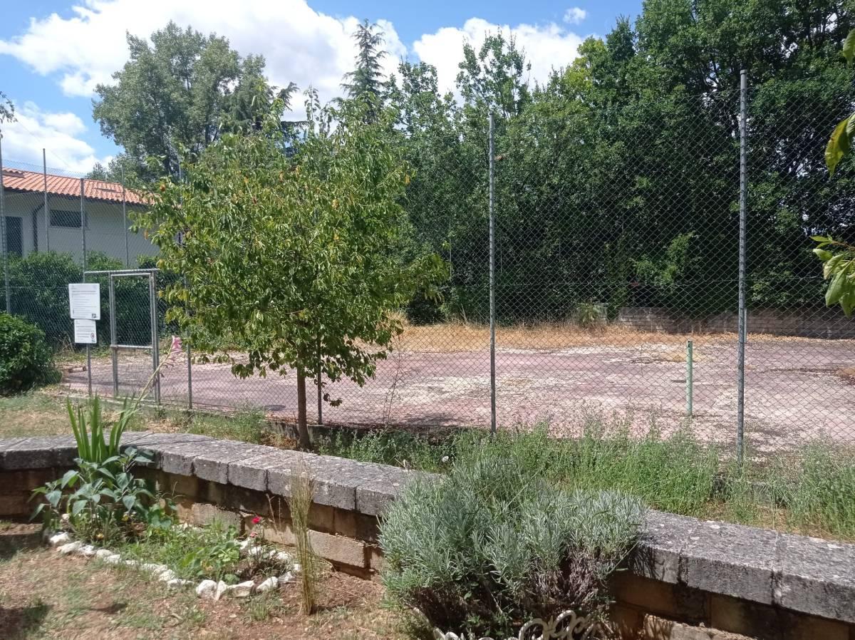 L’AQUILA: CAMPO DA TENNIS E AREA VERDE ABBANDONATI IN VIA GOZZANO. CRITICI I RESIDENTI