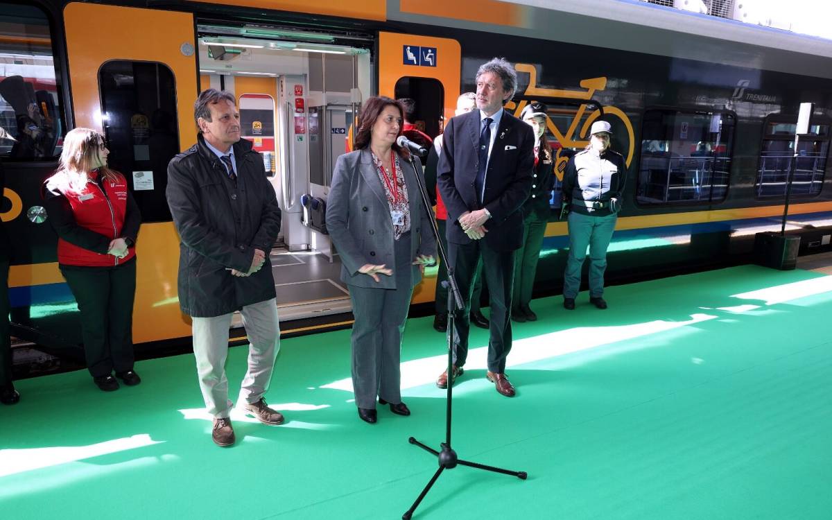 TRASPORTI ABRUZZO: CONSEGNATO SECONDO TRENO ELETTRICO. MARSILIO, “MODERNO E SOSTENIBILE”