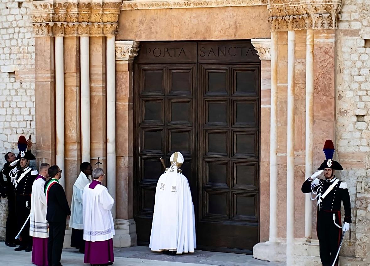 PAPA FRANCESCO: IL SUO OMAGGIO AL PERDONO CELESTINIANO. BIONDI, “PROFONDO LEGAME CON L’AQUILA”