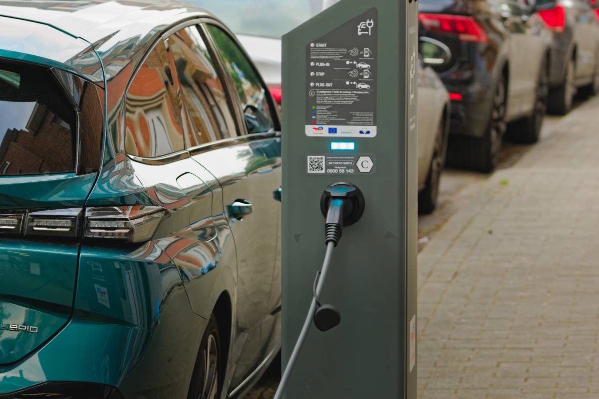 COME GUIDARE UN’AUTO ELETTRICA SENZA SPENDERE TROPPO