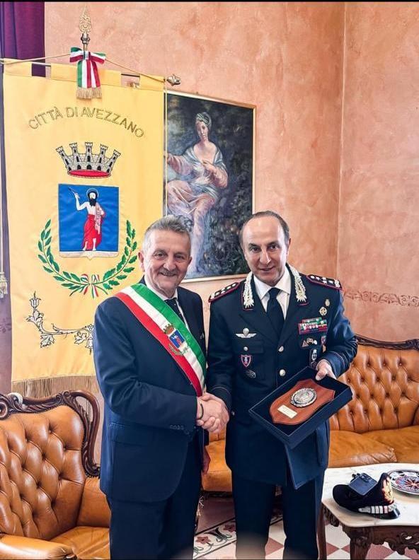 DONATO DAL COMANDANTE GENERALE DEI CARABINIERI, LUONGO, UNO STEMMA DELL’ARMA AL SINDACO DI AVEZZANO