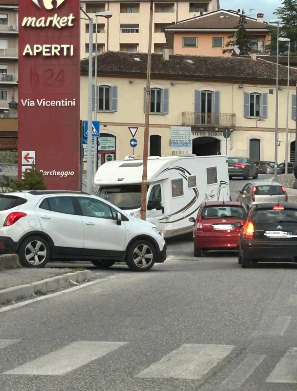 L’AQUILA: CAMPER CONTROMANO IN VIA VICENTINI, SCHIANTO EVITATO PER UN SOFFIO