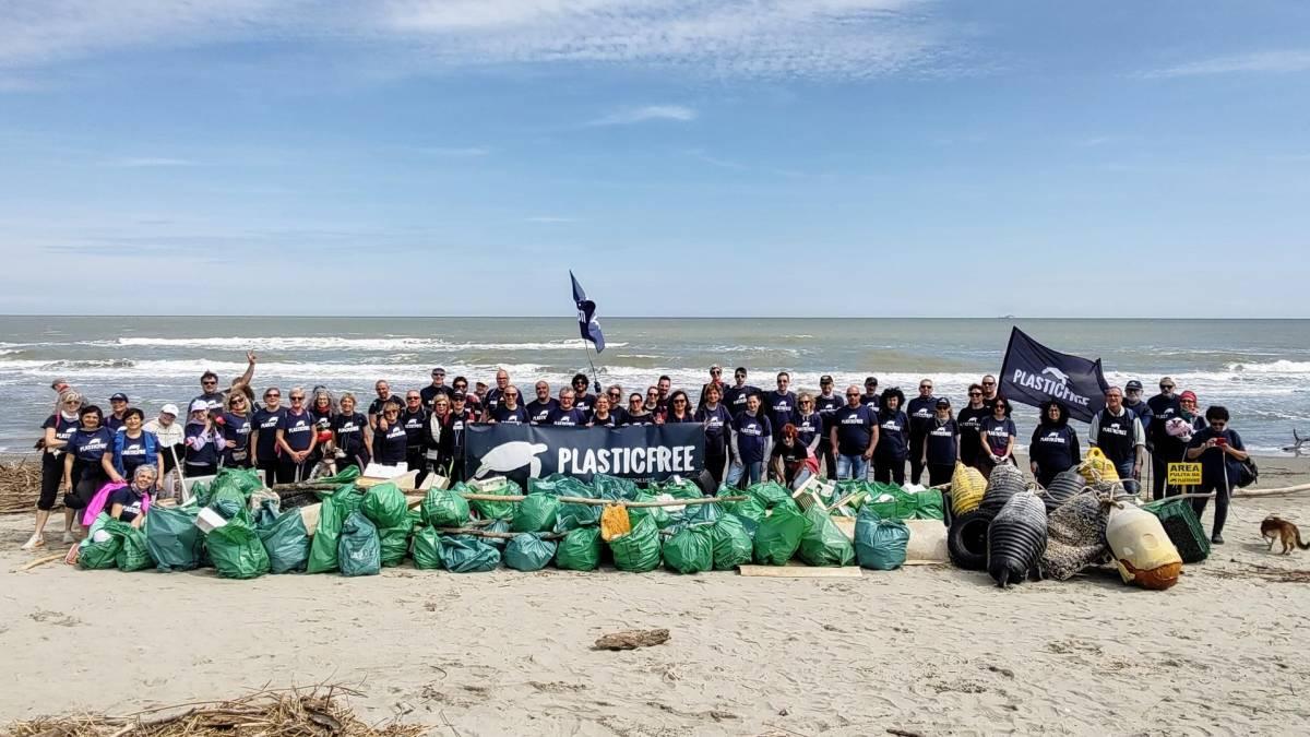 VOLONTARI “PLASTIC FREE” IN AZIONE ANCHE IN ABRUZZO: RIMOSSI QUASI 2MILA CHILI DI RIFIUTI