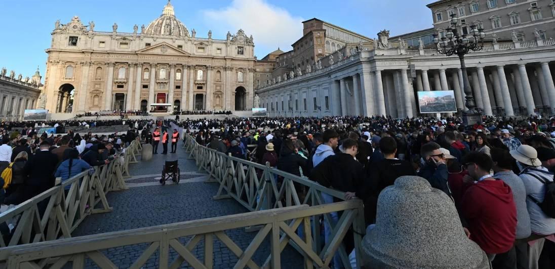 PAPA FRANCESCO, 250MILA PERSONE PER L’ULTIMO OMAGGIO. A PIAZZA SAN PIETRO I POTENTI DEL MONDO