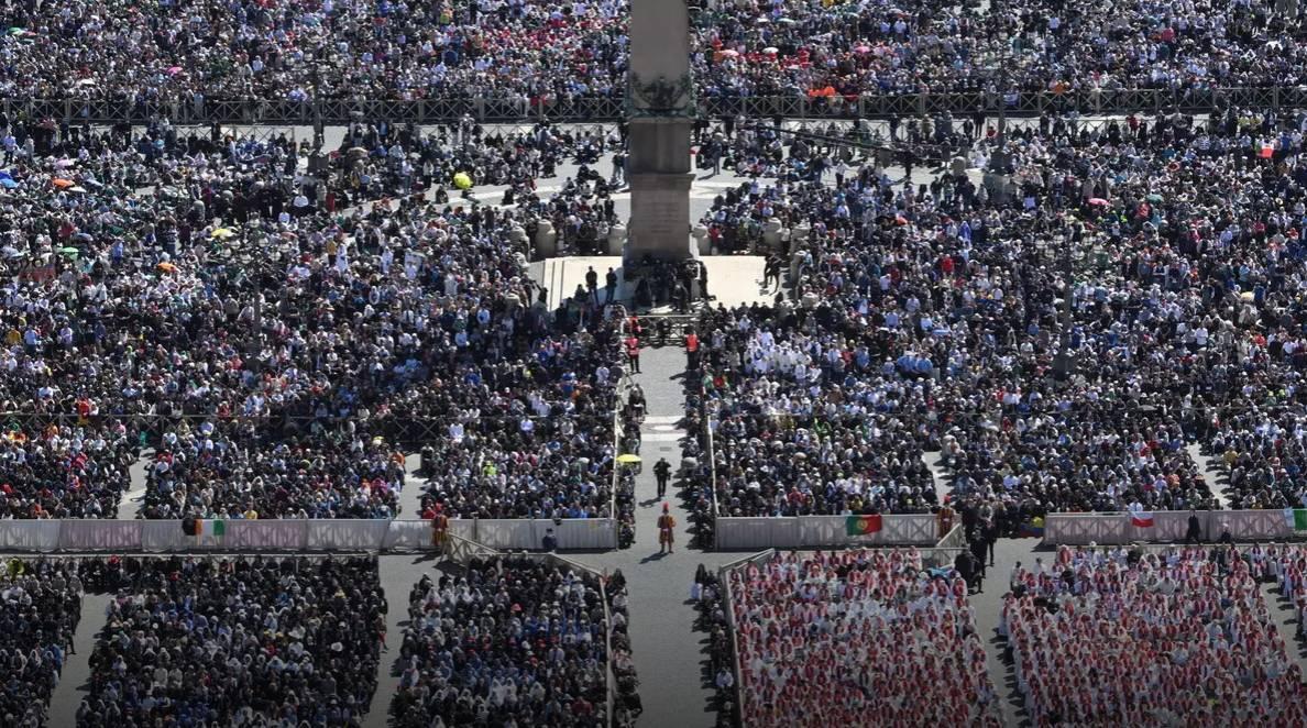 FUNERALI PAPA FRANCESCO: IN 200MILA A PIAZZA SAN PIETRO. L’OMELIA, “HA TOCCATO IL CUORE E LE MENTI”