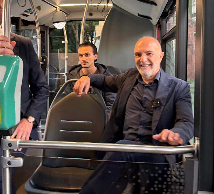 MOBILITA’: PRIMA CORSA DEL BUS ECOLOGICO LUNGO LA STRADA PARCO CHE COLLEGA PESCARA E MONTESILVANO