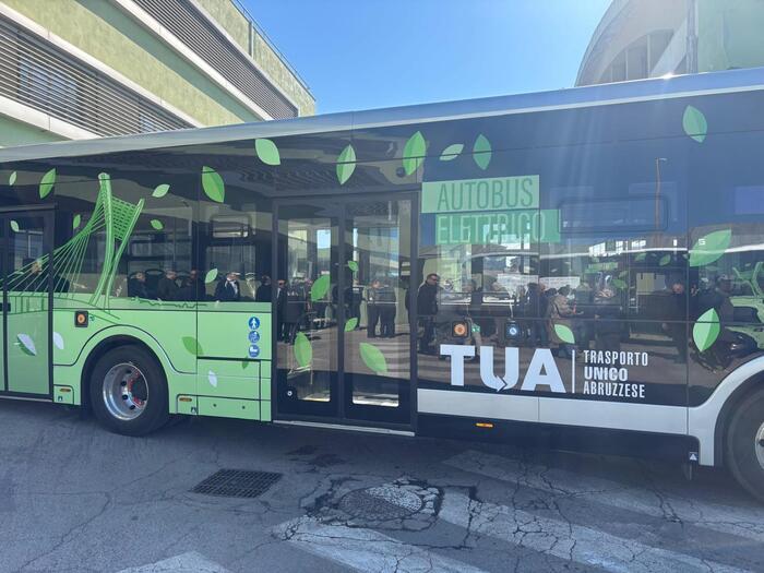MONTESILVANO: NUOVO INCIDENTE SULLA STRADA PARCO, BUS ELETTRICO CONTRO AUTO