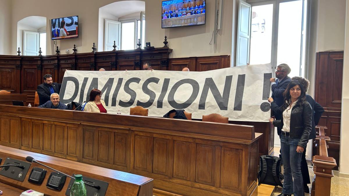 NOMINA CAPO POLIZIA LOCALE L’AQUILA BOCCIATA DAI GIUDICI: L’OPPOSIZIONE, “CUCCHIARELLA SI DIMETTA”