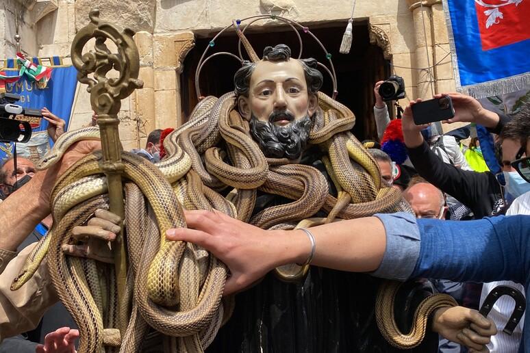 COCULLO: TORNA L’ARCAICO RITO DEI SERPARI IN ONORE DI SAN DOMENICO, ATTESE 15MILA PERSONE