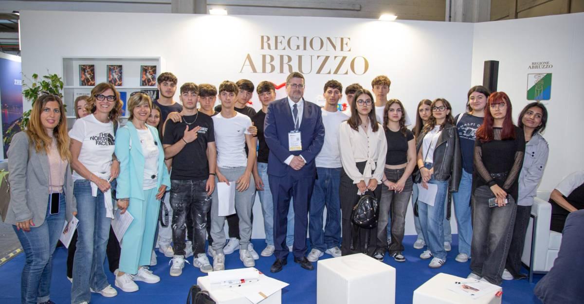 SALONE DEL LIBRO DI TORINO: INAUGURATO STAND ABRUZZO CON STUDENTI GALILEI DI PESCARA