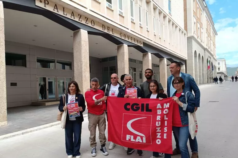 LOTTA AL CAPORALATO NEL FUCINO: SIT-IN DI FLAI CGIL DAVANTI ALLA PREFETTURA DELL’AQUILA