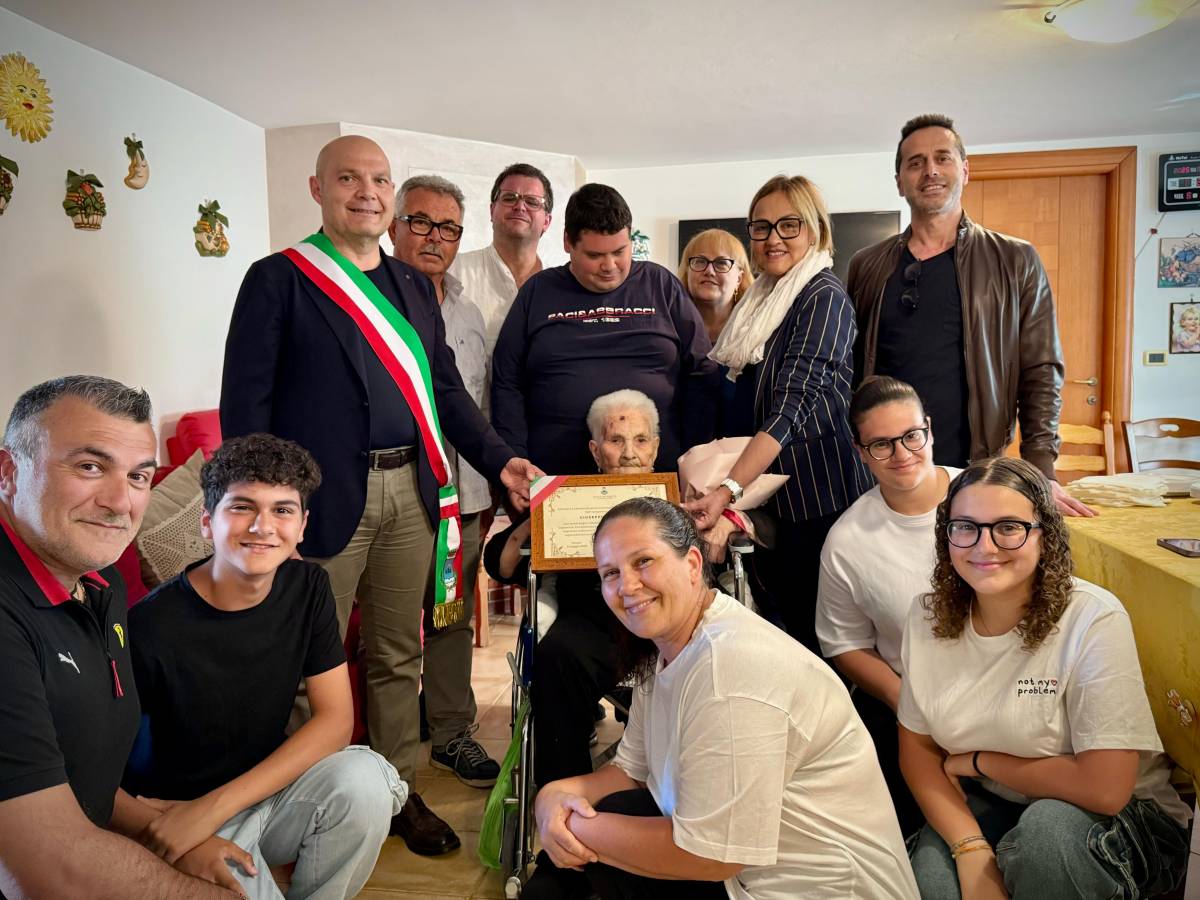PINETO: NONNA GIUSEPPINA COMPIE 100 ANNI E IL COMUNE LA OMAGGIA CON UNA TARGA