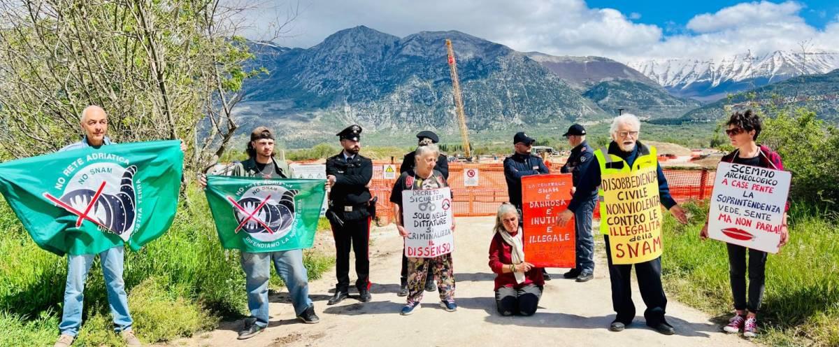 SULMONA: PRESIDIO DAVANTI CENTRALE COMPRESSIONE SNAM, DENUNCIATI IN PROCURA SEI ATTIVISTI
