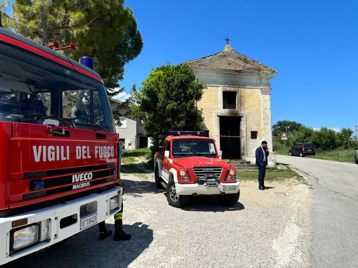 CITTA’ SANT’ANGELO: VANDALI DANNO FUOCO A PORTONE CHIESA SANT’AGNESE, SINDACO CONVOCA RIUNIONE