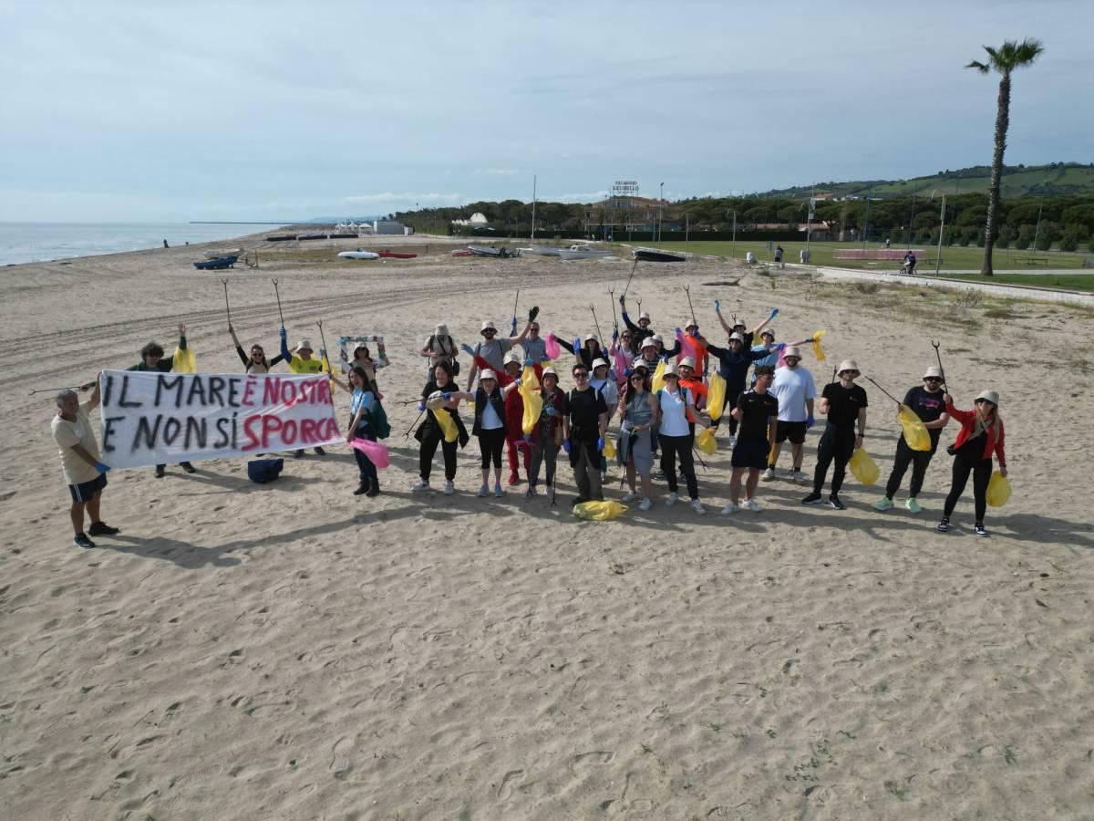 TORTORETO: OLTRE CENTO VOLONTARI PULISCONO SPIAGGIA DAI RIFIUTI