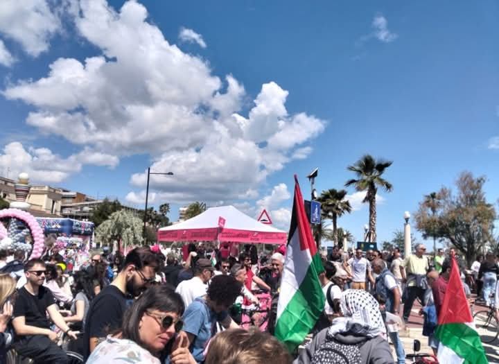 GIULIANOVA, BICICLETTE E BANDIERE PALESTINESI ALLA PARTENZA DEL GIRO D’ITALIA: PROTESTE E CORI