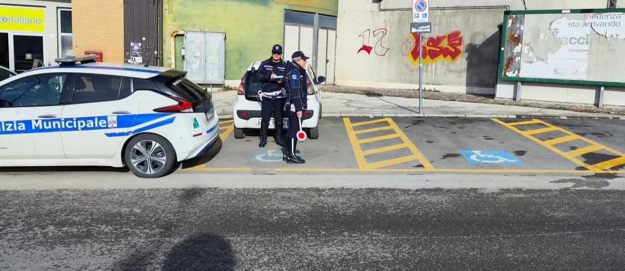 L’AQUILA: RAFFICA DI CONTROLLI DELLA POLIZIA LOCALE DAVANTI A SCUOLE E SU STRADE A RISCHIO
