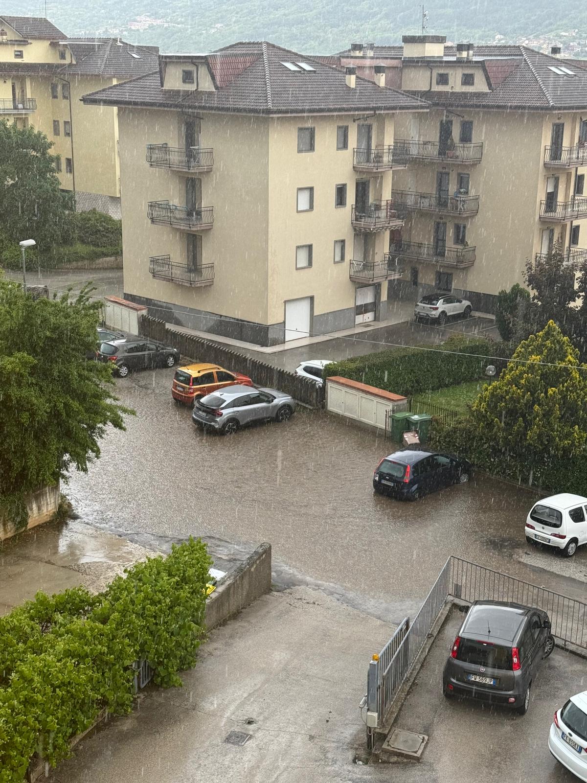 L’AQUILA: STRADE ALLAGATE E AUTO IN PANNE DOPO L’ACQUAZZONE. LA PROTESTA,” TOMBINI OSTRUITI”
