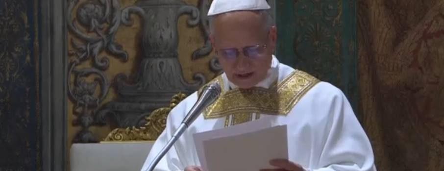 PAPA LEONE XIV CELEBRA LA SUA PRIMA MESSA<BR> CON LA CASULA DONATA ALL’AQUILA A BERGOGLIO