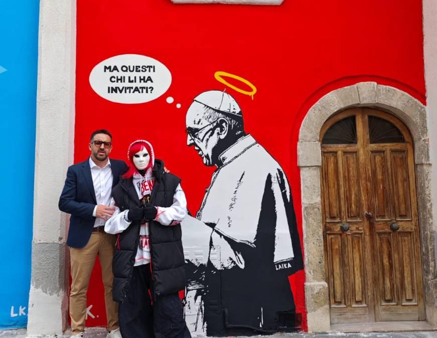 AIELLI: RIAPPARE IL MURALE DI LAIKA DEDICATO A PAPA FRANCESCO. UN OMAGGIO IRONICO NEL “CORSO LAIKA”