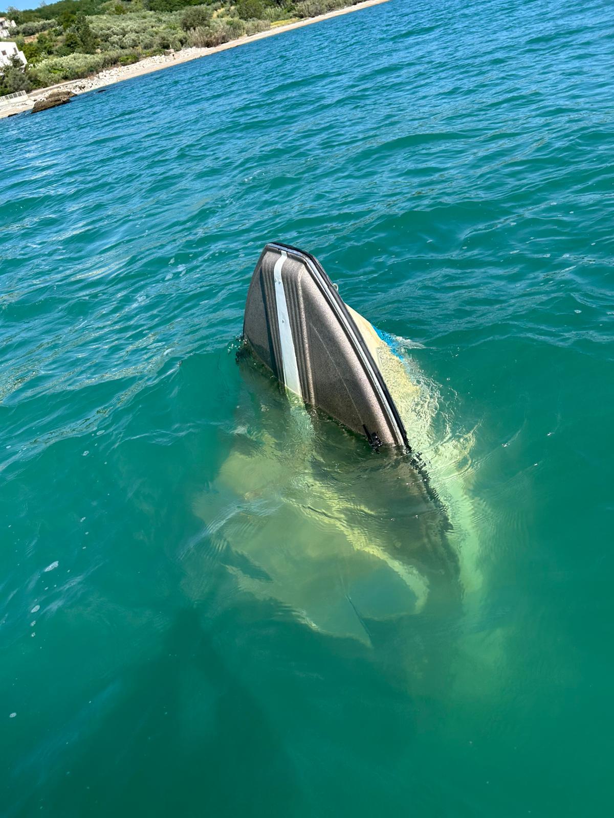 IMBARCAZIONE SEMIAFFONDATA RITROVATA DALLA GUARDIA COSTIERA DI VASTO: NESSUNO A BORDO
