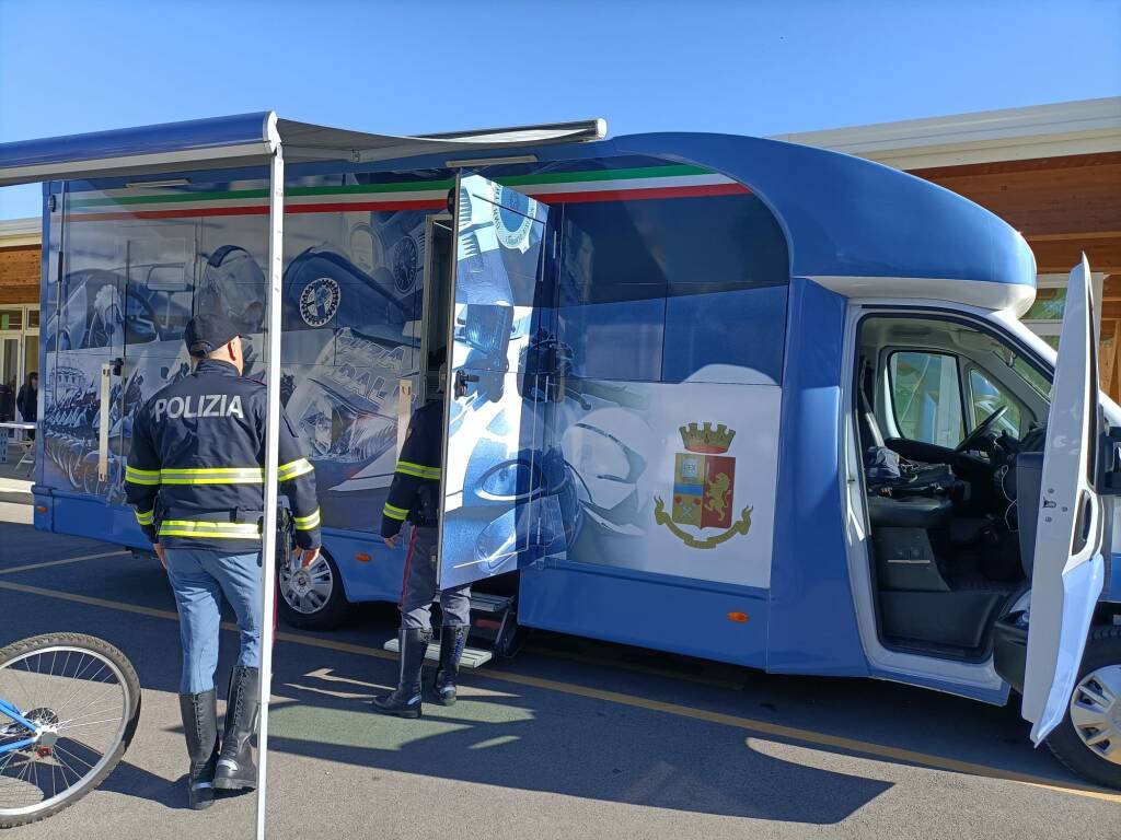 IL “CAMPER AZZURRO” DELLA POLIZIA A ROSETO DEGLI ABRUZZI PER LA SICUREZZA STRADALE E LA LEGALITA’