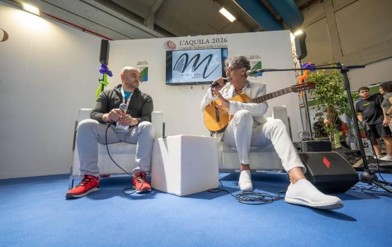 SALONE DEL LIBRO: MUSICHE DAL VIVO E STORIE DI RINASCITA ALLO STAND ABRUZZO
