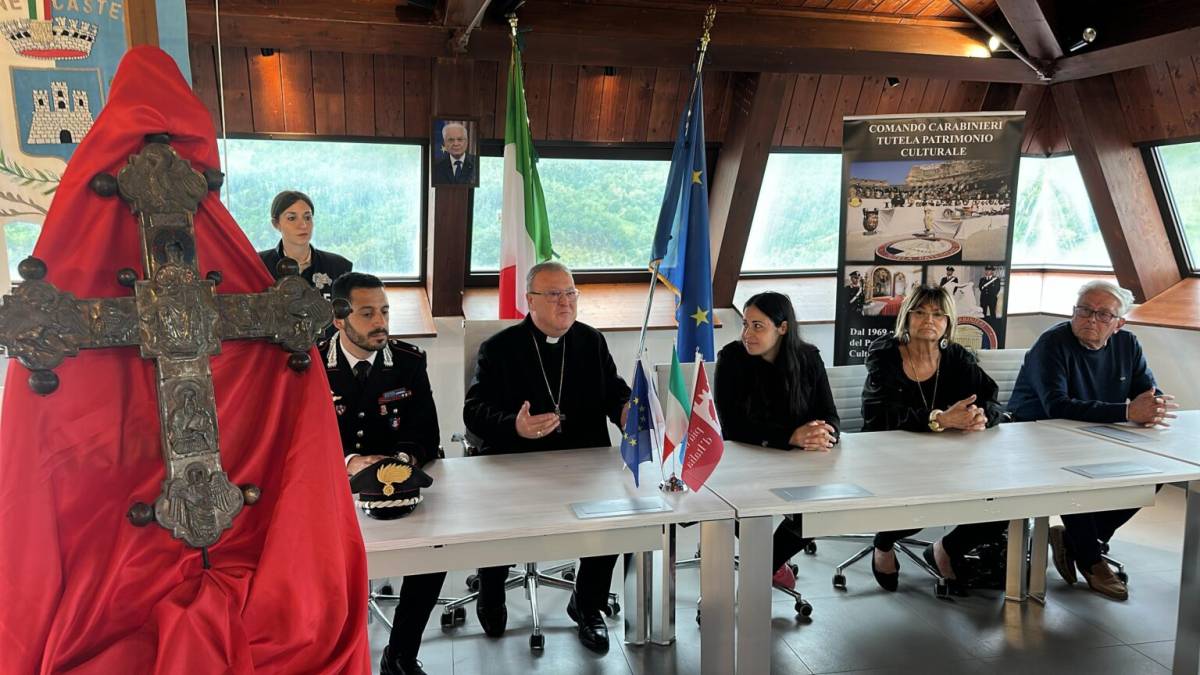 CASTELLI:  RESTITUITE DUE MAIOLICHE E UNA CROCE DI PREGIO TRAFUGATE NEGLI ANNI 60 E 70