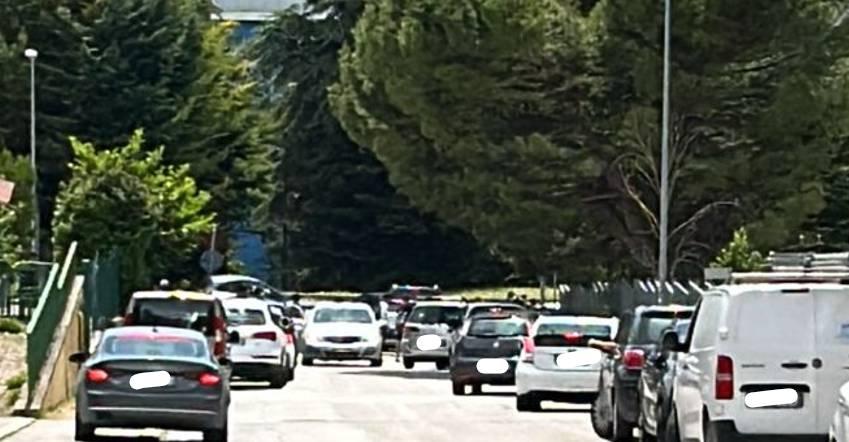 L’AQUILA: “CAOS TRAFFICO PER I PARCHEGGI SELVAGGI ALL’USCITA DA SCUOLA”, LA SEGNALAZIONE