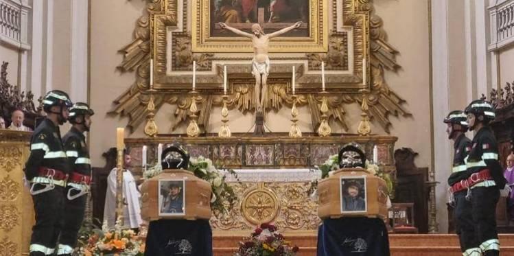 VIGILI DEL FUOCO MORTI A PENNAPIEDIMONTE: L’ULTIMO SALUTO A SAN GIUSTINO