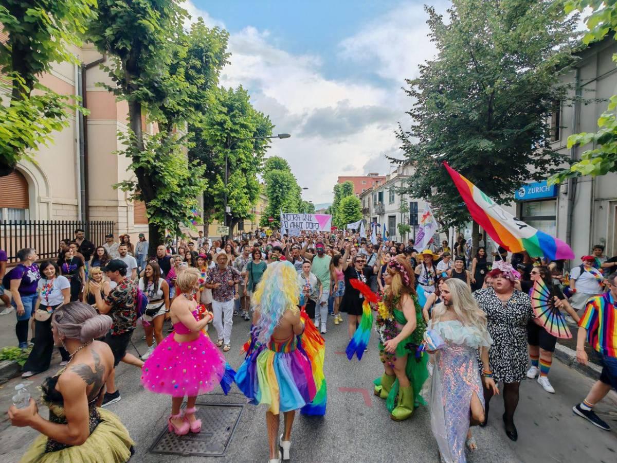 ABRUZZO PRIDE AD AVEZZANO: 1.300 PARTECIPANTI, “SE CI VOGLIONO INVISIBILI, SAREMO INARRESTABILI”