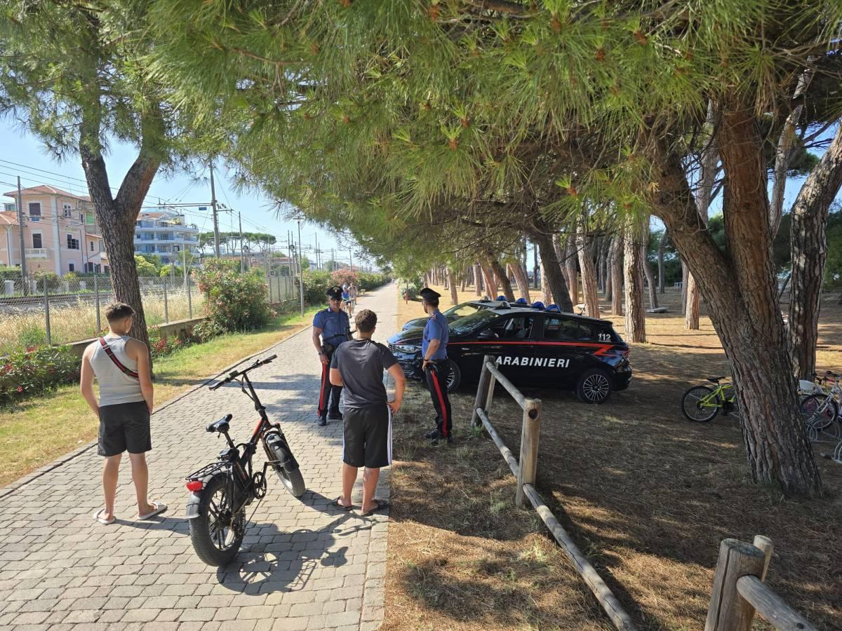SFRECCIANO CON LE BICI ELETTRICHE SULLA PISTA CICLABILE DI PINETO: CONTROLLI E UN MEZZO SEQUESTRATO