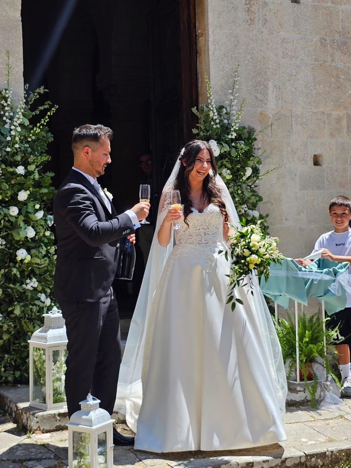 SIMONE VITTORINI E ISABELLA FEDERICO SPOSI, CERIMONIA A BOMINACO, FESTA PER 250 A MAGIONE PAPALE