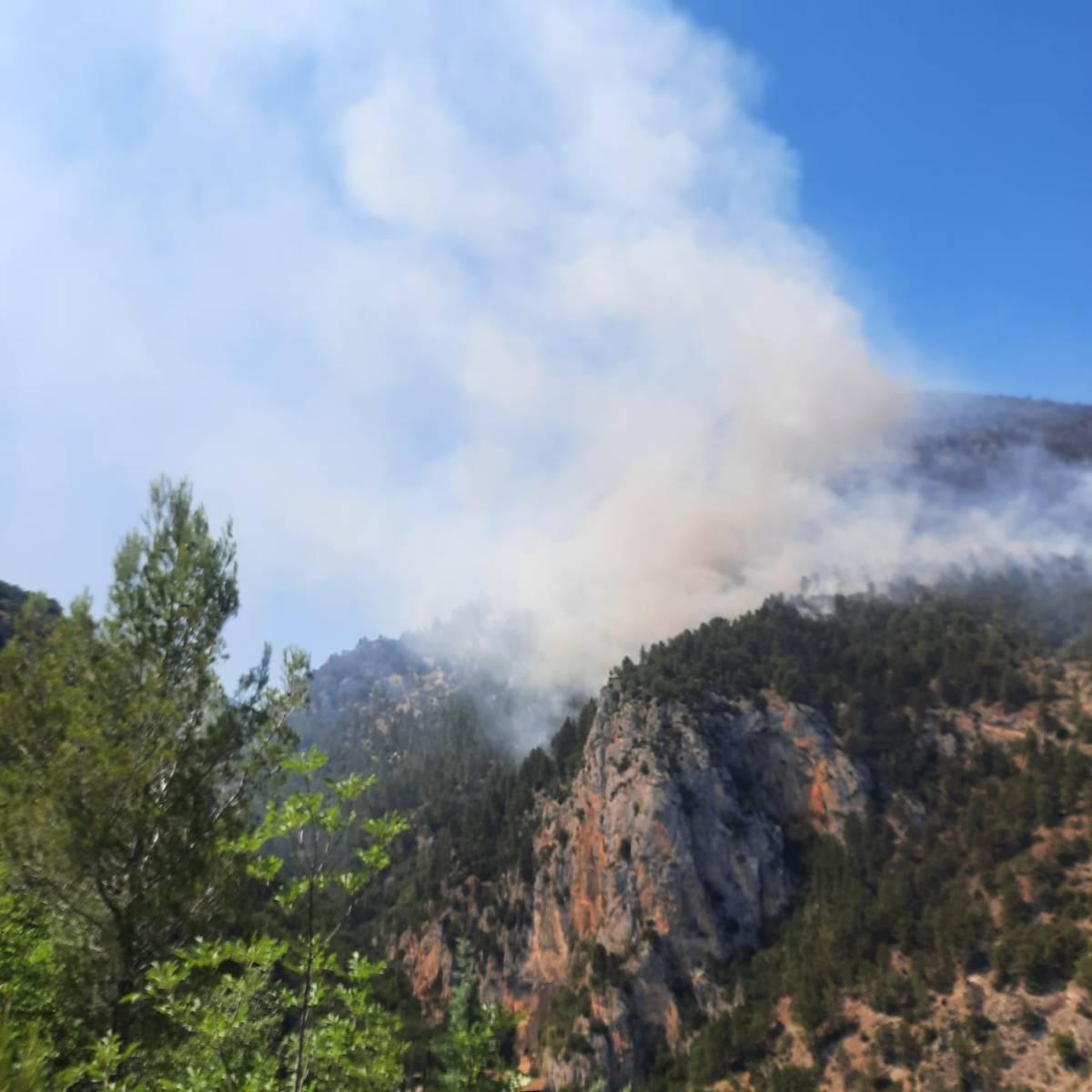 GOLE DI SAN VENANZIO: INCENDIO CONTINUA A DIVAMPARE, FRONTE DEL FUOCO SI AVVICINA AD EREMO