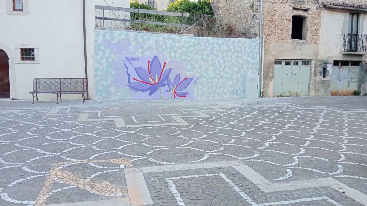 NAVELLI: ECCO IL MURALES “METAMORFOSI”, OPERA PITTORICA DEDICATA ALLO ZAFFERANO