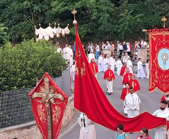 FRANCAVILLA: “SINDACA E GIUNTA DIMENTICANO PROCESSIONE CORPUS DOMINI”, PROTESTANO CONSIGLIERI