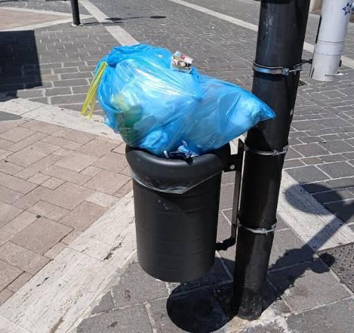 PESCARA: ESCE DI CASA E LASCIA SACCHETTO RIFIUTI SU CESTINO IN CENTRO, SCENA RIPRESA DA TELECAMERE